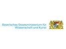 Logo blauer Schriftzug und Wappen Bayern steht für das STMWK
