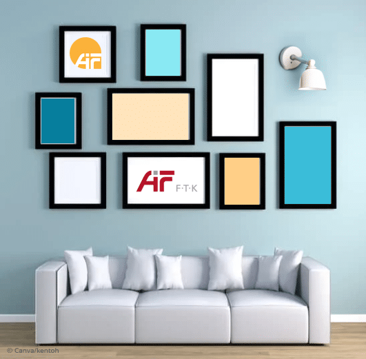 Eine Zimmerwand mit einem Sofa über dem Bilderrahmen hängen.